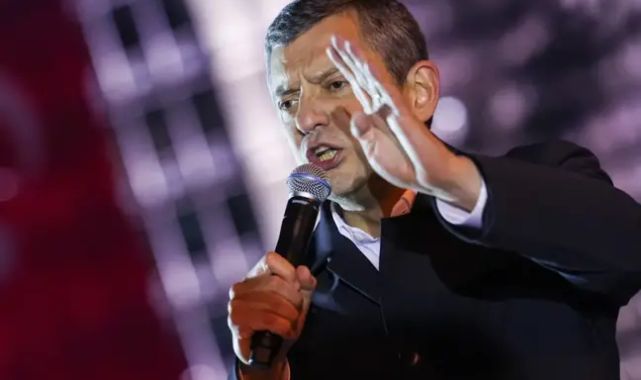 Birileri işi sulandırmaya başladı! Geceyi Saraçhanede geçiren Özel'in uyuduğu yatağı paylaştılar