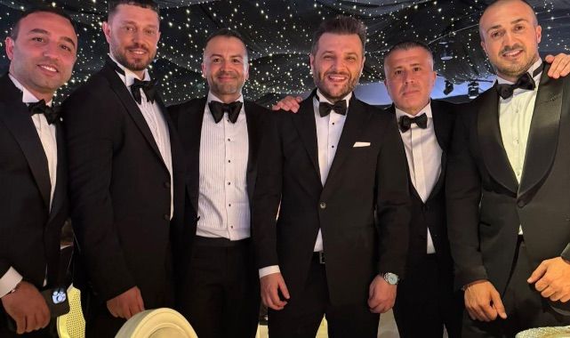 Smokinli Poz Geceye Damga Vurdu