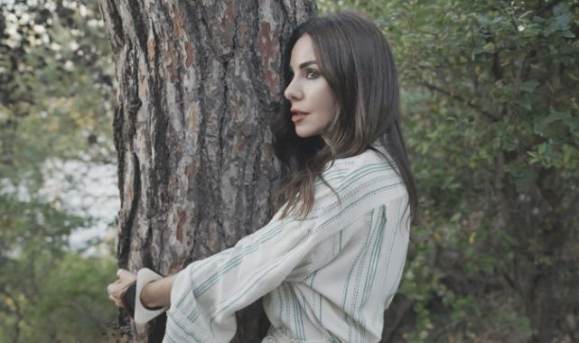 Defne Samyeli piyano ve vokal Edith Piaf'ın unutulmaz şarkısı