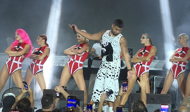 Ünlü rapçi Level C5, Kıbrıs Chamada Beach Club’ta yaklaşık 3 bin kişilik dev bir konser verdi