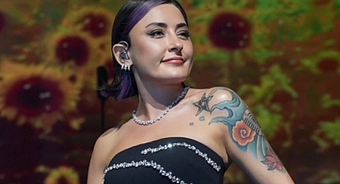 Güzel şarkıcı Melek Mosso, önceki akşam Kıbrıs’taki Chamada Prestige Hotel’de sahne aldı.