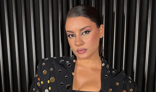 ATİYE ışıl ışıl aynalı tarzıyla ödül töreninde tüm dikkatleri üstüne çekti.