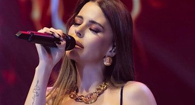 Mavi Elbiseli Simge Geceye Damga Vurdu